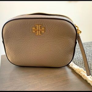 Tory Burch Logo Round Leather Crossbody bag in French Gray